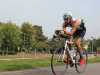 Triatleet die fietst op de dijk in Hoorn