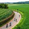 Triatleten die fietsen door de omgeving van Maastricht