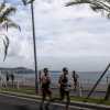 Triatleten die rennen over de promenade in Nice met uitzicht over de Middellandse Zee
