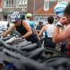 Triatleten in de wisselzone die zich klaar maken voor het fietsen in Westfriesland